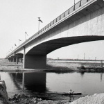 Nový cestný železobetónový most cez Váh v Hlohovci otvorili v roku 1964. | Foto: archív TASR, autor T. Andrejčák/25. augusta 1964