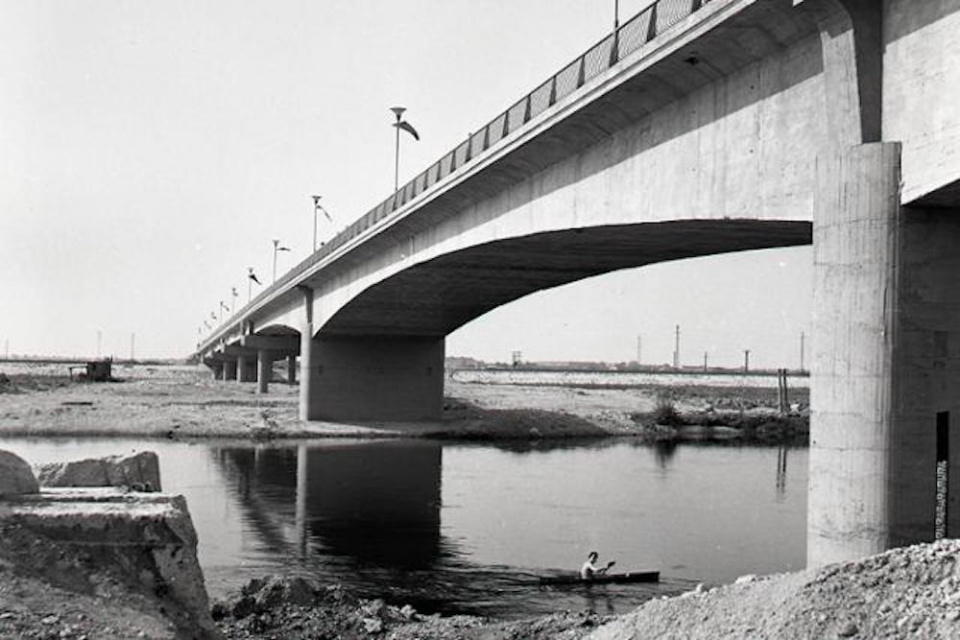 Nový cestný železobetónový most cez Váh v Hlohovci otvorili v roku 1964. | Foto: archív TASR, autor T. Andrejčák/25. augusta 1964
