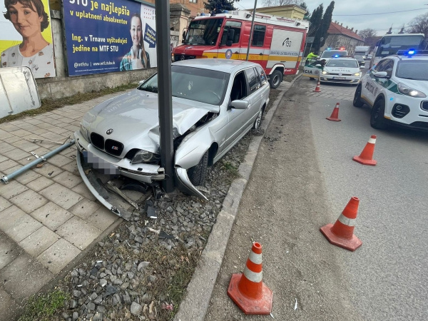 Vodička narazila do stĺpu. l Zdroj: FB Trnavská krajská polícia