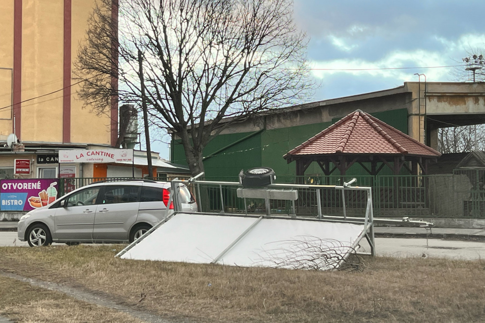 Nápor vetra nevydržalo niekoľko mobilných reklám. | Foto: red.