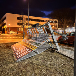 Nápor vetra nevydržalo niekoľko mobilných reklám. | Foto: red.