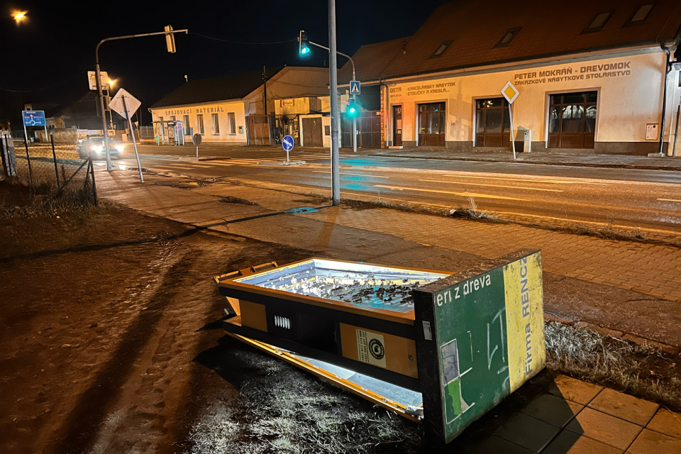 Aj svetelná reklama pri FN TT podľahla vetru. | Foto: red.