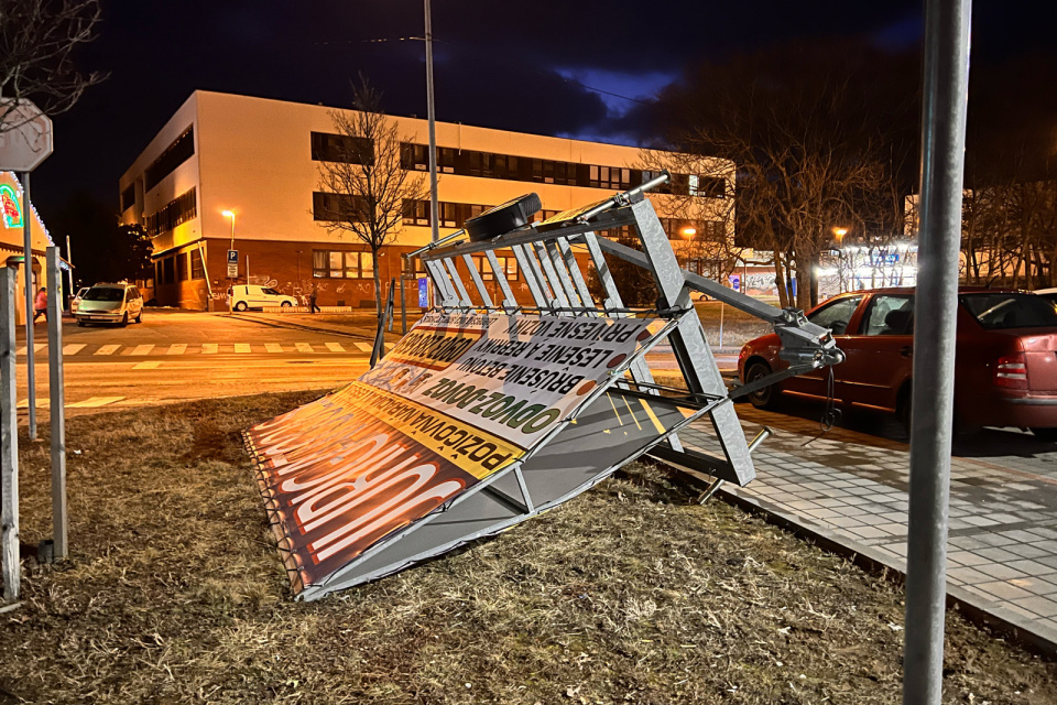 Nápor vetra nevydržalo niekoľko mobilných reklám. | Foto: red.