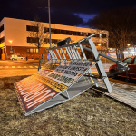 Nápor vetra nevydržalo niekoľko mobilných reklám. | Foto: red.