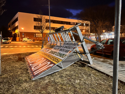 Nápor vetra nevydržalo niekoľko mobilných reklám. | Foto: red.