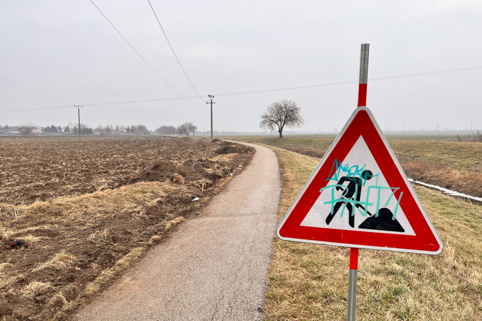 Chodník a cyklochodník Zelenečská-Hraničná popri Trnávke. | Foto: red.