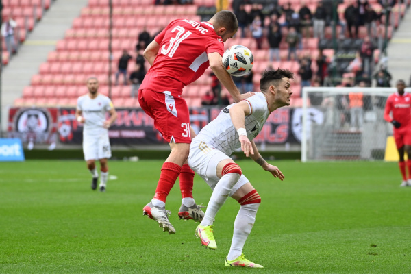 Vpravo hráč Trnavy Martin Bukata a hráč Trenčína Filip Bainovič počas zápasu 21. kola futbalovej Fortuna ligy medzi FC Spartak Trnava - AS Trenčín v sobotu 19. februára 2022 v Trnave. | Foto: Lukáš Grinaj