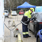 Na snímke názorná ukážka tankovania vodíku do auta pri príležitosti predstavenia prvej mobilnej čerpacej stanice na vodík v Trnave. | Foto: TASR - Lukáš Grinaj