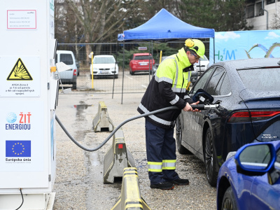 Na snímke názorná ukážka tankovania vodíku do auta pri príležitosti predstavenia prvej mobilnej čerpacej stanice na vodík v Trnave. | Foto: TASR - Lukáš Grinaj