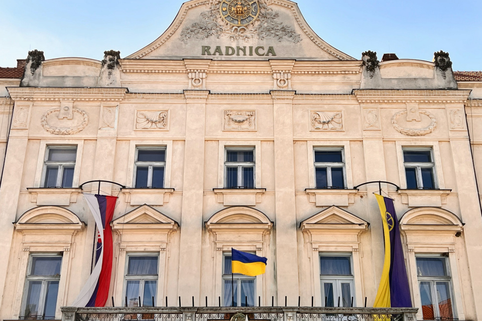Trnavská radnica dnes vyvesila vlajku Ukrajiny. | Foto: red.