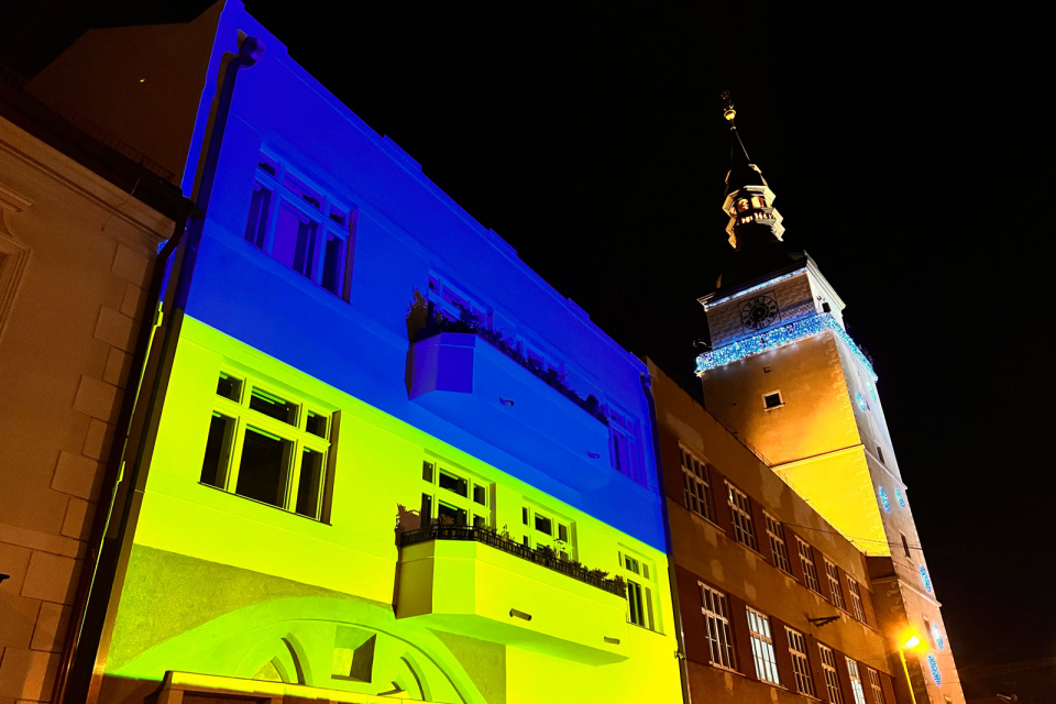 Nádvorie v Trnave sa dnes rozsvietilo vo farbách Ukrajiny. | Foto: Trnavské rádio