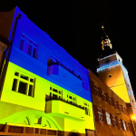 Nádvorie v Trnave sa dnes rozsvietilo vo farbách Ukrajiny. | Foto: Trnavské rádio