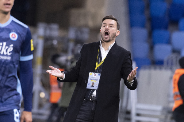 Na snímke tréner Trnavy Michal Gašparík počas zápasu 22. kola futbalovej Fortuna ligy medzi ŠK Slovan Bratislava a FC Spartak Trnava v Bratislave v sobotu 26. februára 2022. Foto: TASR - Pavel Neubauer