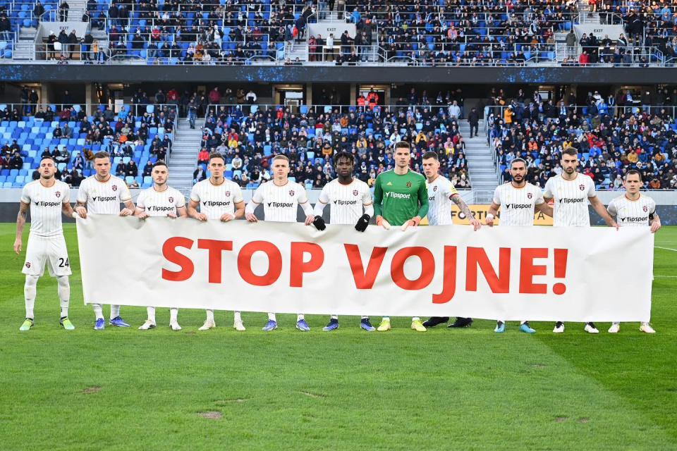 Spartakovci s transparentom Stop vojne. | Zdroj: FC ST