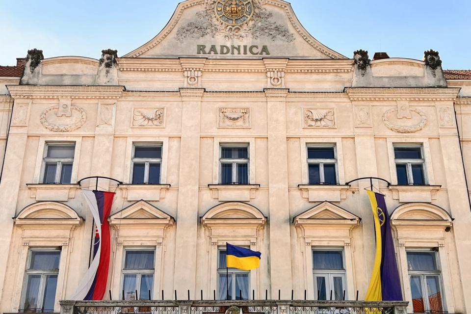 Na radnici je už od minulého týždňa vlajka Ukrajiny. | Foto: Trnavské rádio