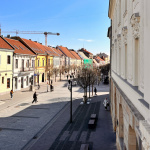 Pohľad z balkóna Divadla Jána Palárika na časť vynovenej fasády a na pešiu zónu. (ilustr.) | Foto: Trnavské rádio