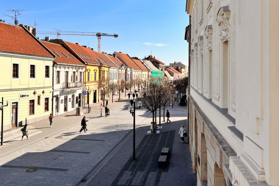 Pohľad z balkóna Divadla Jána Palárika na časť vynovenej fasády a na pešiu zónu. (ilustr.) | Foto: Trnavské rádio