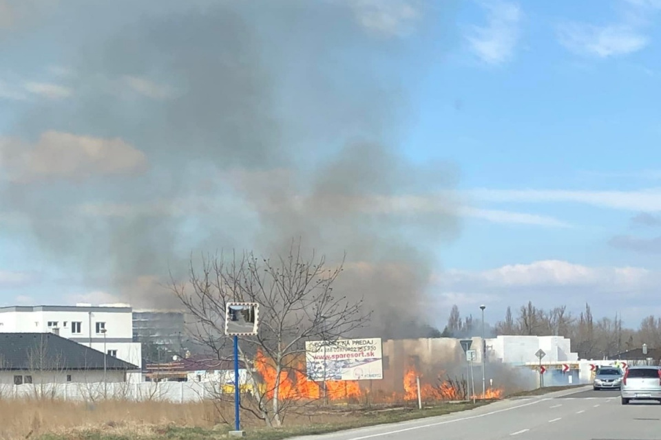 Požiar pri ceste. l Zdroj: poslucháč