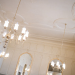 Repliky pôvodných plynových lámp, ktoré svietili v sále Pannonia (pôvodný názov Zrkadlovej sály). | Foto: Marek Eštočin