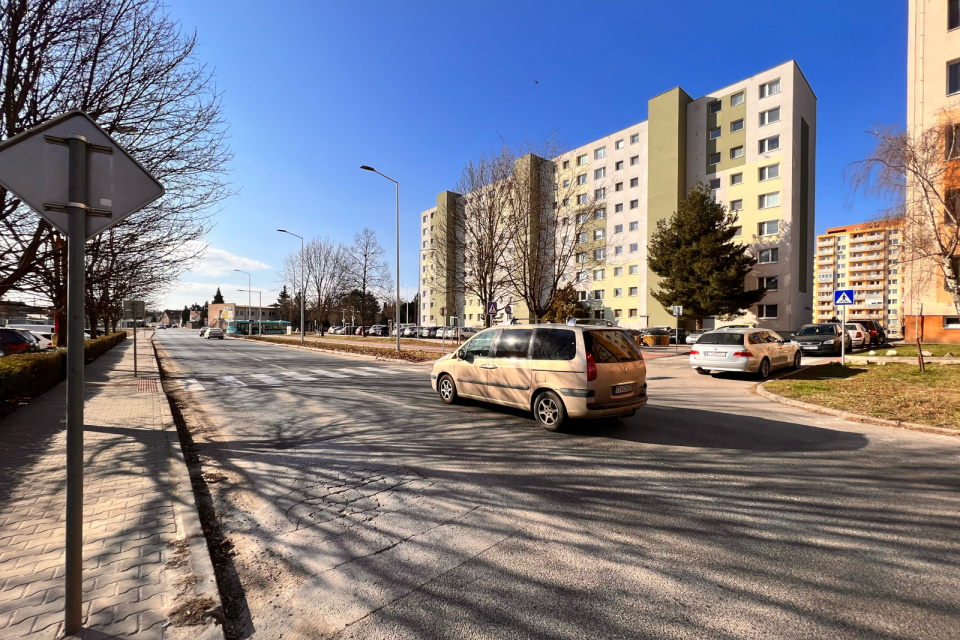 Tu začne uzávera Ulice Vladimíra Clementisa smerom k budúcej kruhovke. | Foto: red.