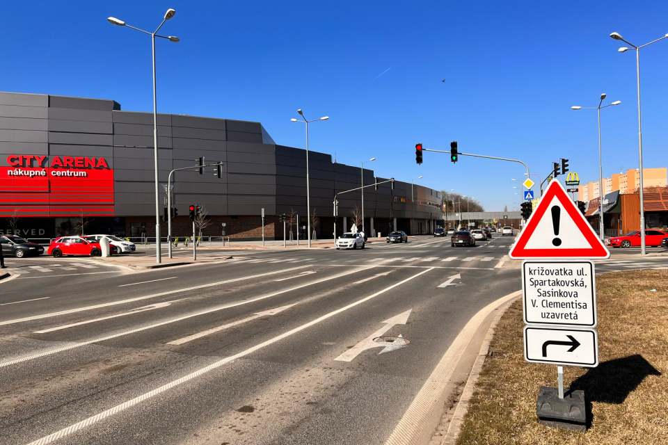Prenosné dopravné značenie už upozorňuje na chystanú uzáveru. | Foto: red.
