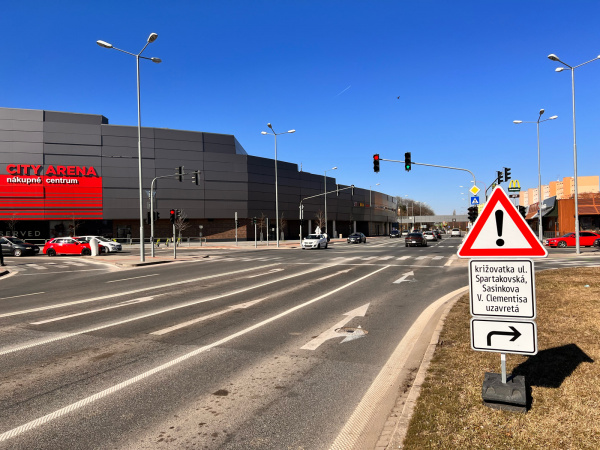 Prenosné dopravné značenie už upozorňuje na chystanú uzáveru. | Foto: red.