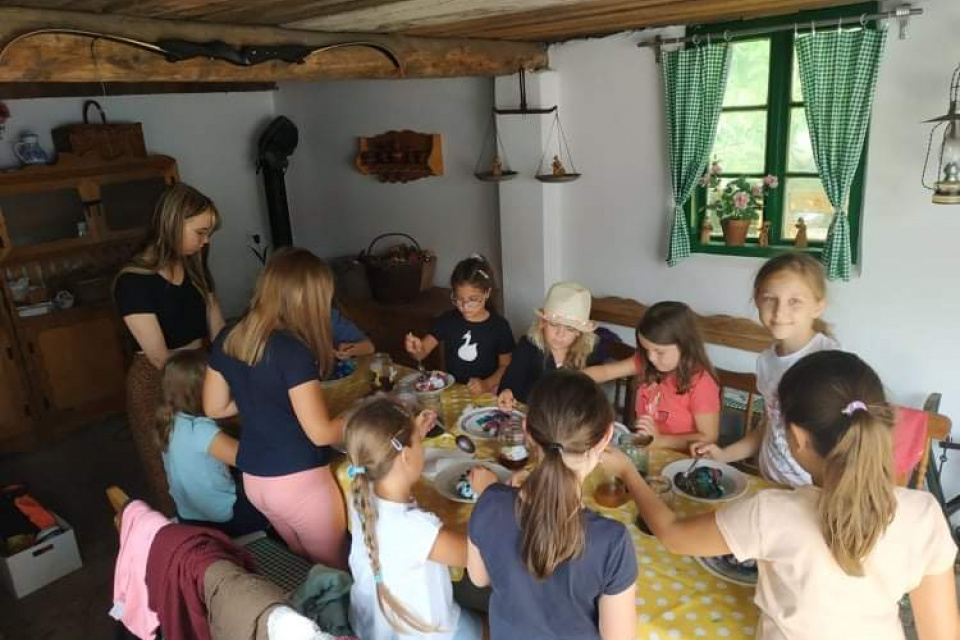 Návrat k tradičnej ľudovej tvorbe a životu na vidieku. | Foto: TTSK, Fb