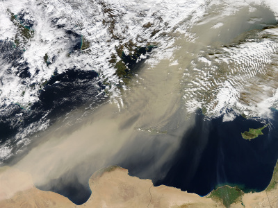 Saharský piesok nad Stredozemným morom na záberoch z družice v roku 2015. (ilustr.) | Zdroj: NASA
