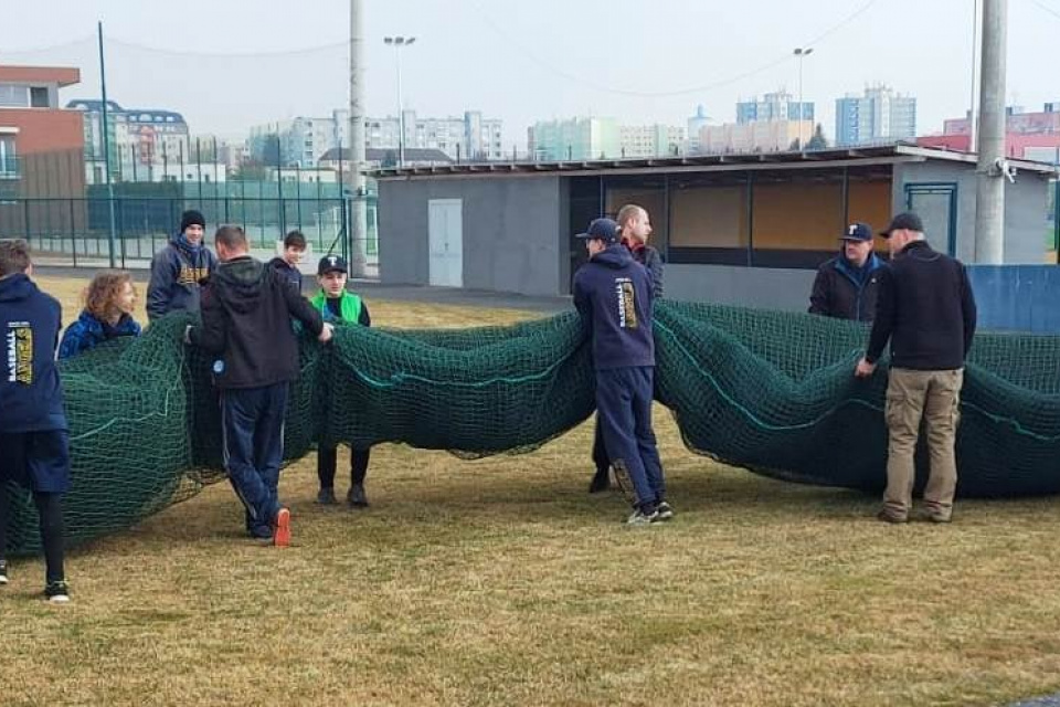 Osádzanie ochrannej siete | Angels Baseballový klub Trnava, Facebook