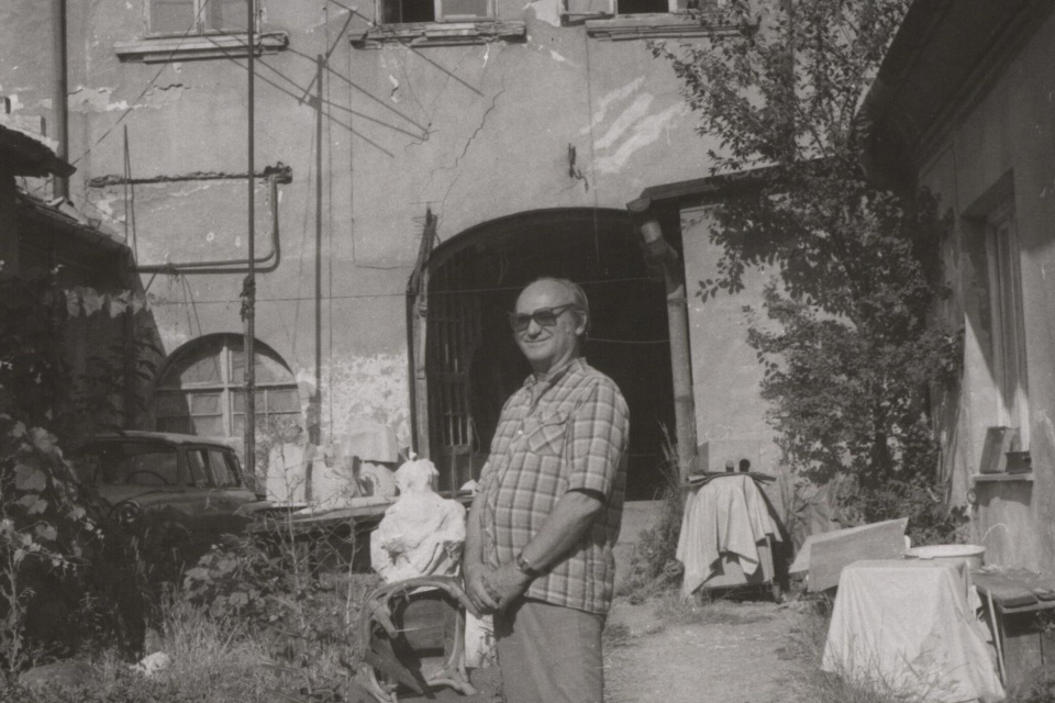 Jozef Jurča vo dvore na Kapitulskej ulici. Zdroj: rodinný archív Jurčovcov