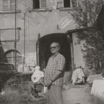 Jozef Jurča vo dvore na Kapitulskej ulici. Zdroj: rodinný archív Jurčovcov