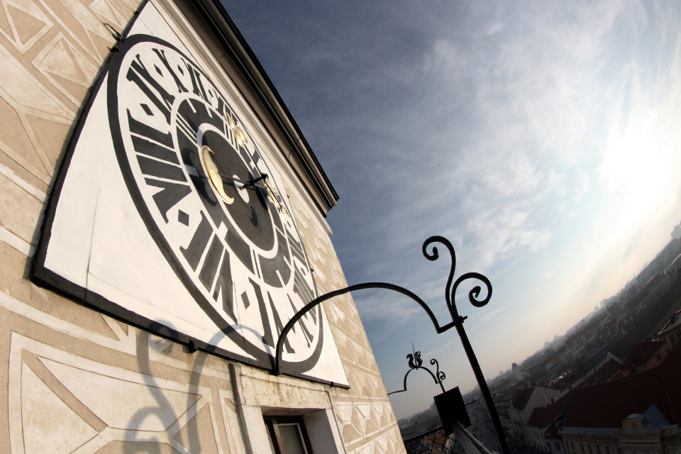 Na snímke hodiny trnavskej mestskej veže. | Zdroj: Shutterstock
