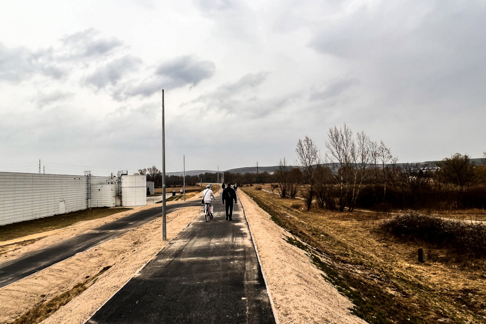 Cyklotrasu smerom k železničnému mostu už využívajú peší. | Foto: Pavol Holý