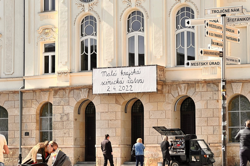 Priečelie Divadla Jána Palárika o podujatí informuje nápisom. | Foto: red.