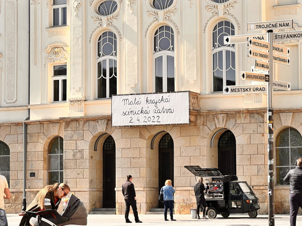 Priečelie Divadla Jána Palárika o podujatí informuje nápisom. | Foto: red.