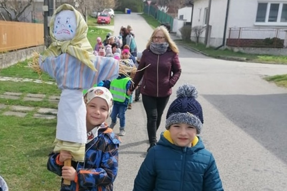 Sprievod na vyprevadenie Moreny. l Zdroj: Nyáryovská kúria