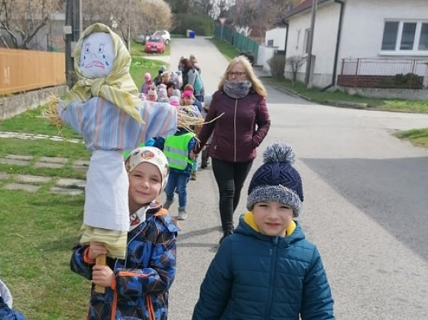 Sprievod na vyprevadenie Moreny. l Zdroj: Nyáryovská kúria