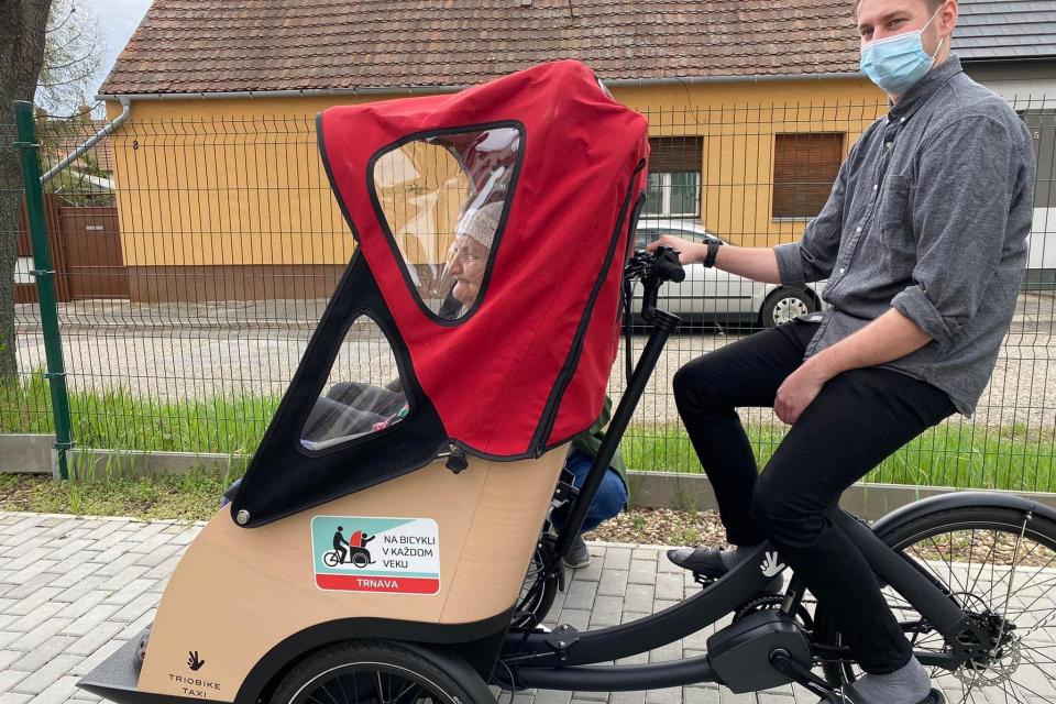 Seniorov v Trnave dnes vozili na takomto bicykli. | Zdroj: Mesto Trnava