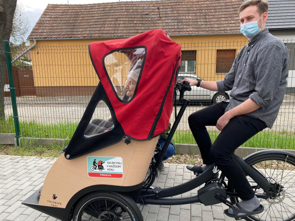 Seniorov v Trnave dnes vozili na takomto bicykli. | Zdroj: Mesto Trnava