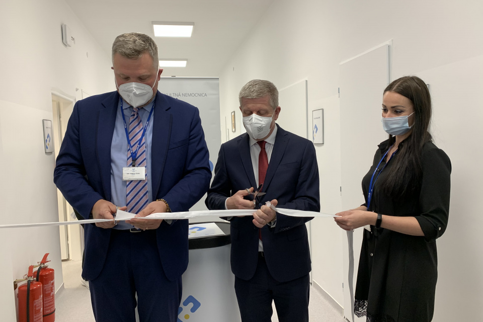 Minister zdravotníctva a riaditeľ nemocnice pri otvorení vakcinačného centra. l Zdroj: red.