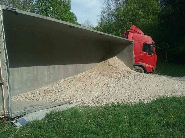 Kamión sa prevrátil medzi Bukovou a Trstínom. l Zdroj: TS