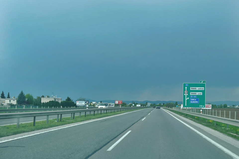 Búrkové mraky nad Trnavou. | Foto: red.