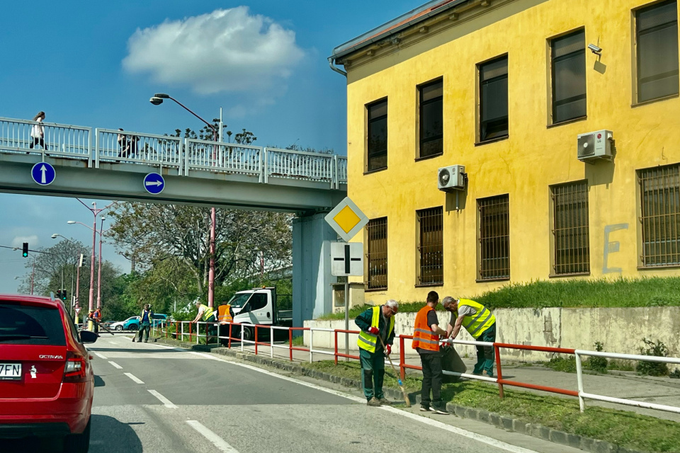 Práce pri ceste na križovatke Kollárova - Hospodárska v Trnave. | Foto: doprava@trnavskeradio.sk