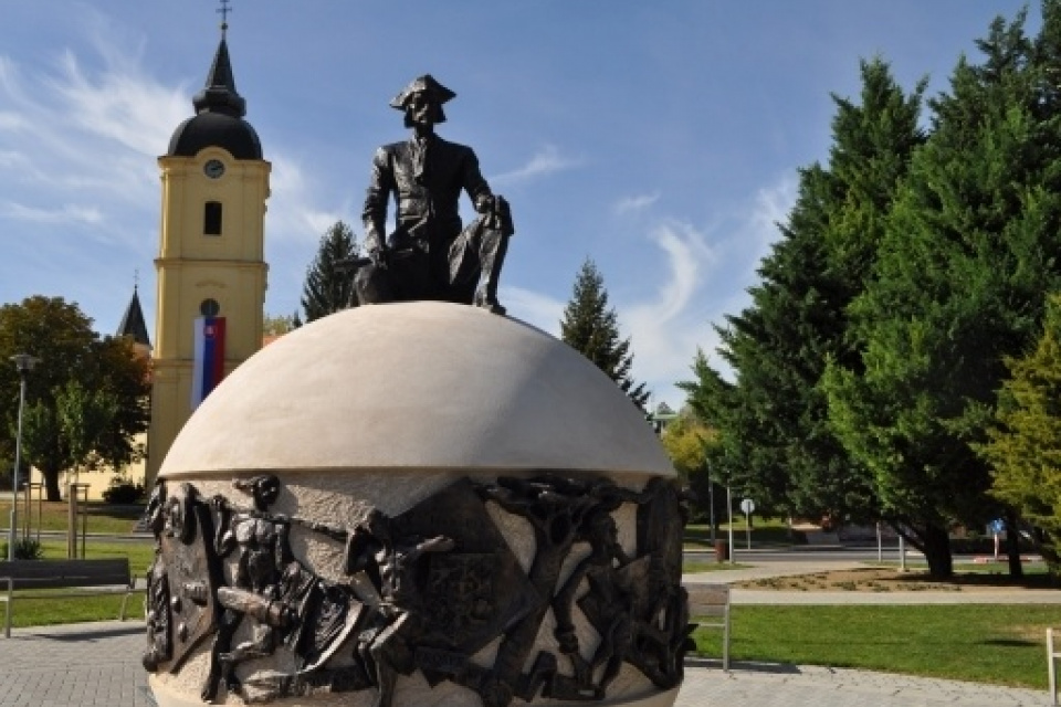 Beňovského pamätník v jeho rodnom Vrbovom. l Zdroj: SITA