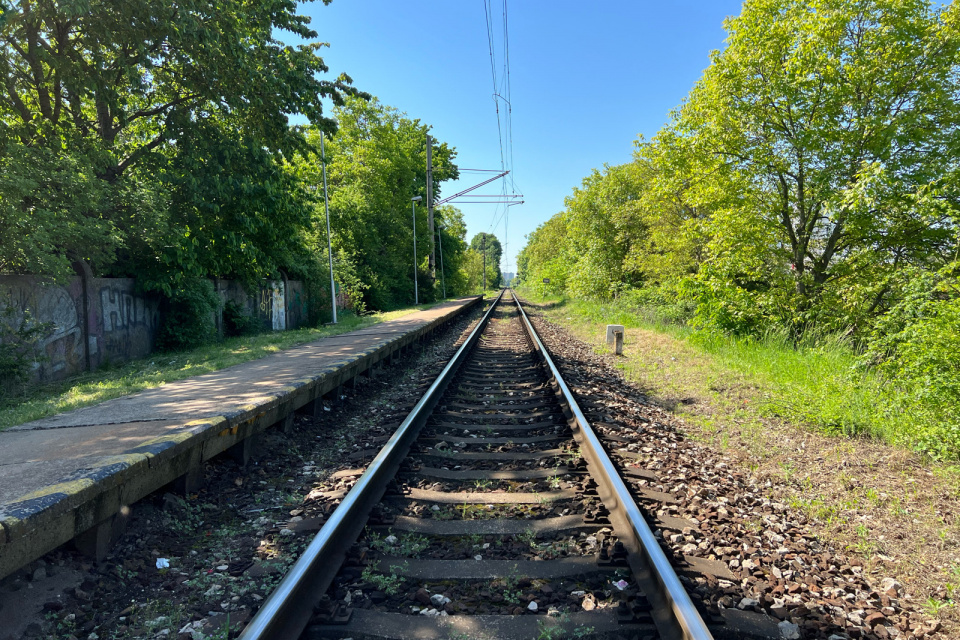 Pohľad na železničnú trať smerom do Trnavy od zastávky Trnava predmestie. | Foto: red.