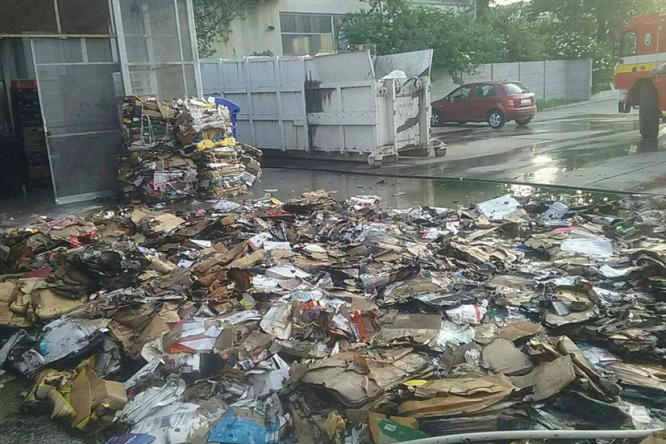 Požiar kartónov v Dunajskej Strede. l Zdroj: TS
