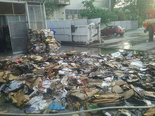 Požiar kartónov v Dunajskej Strede. l Zdroj: TS