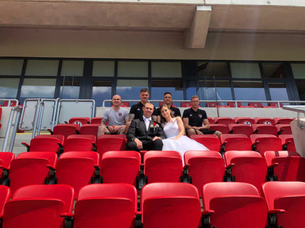 Futbaloví svadobčania Janka a Matúš | Foto: FC Spartak