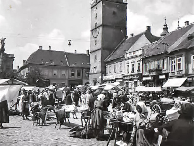Trhy na Trojičnom námestí začiatkom 20. storočia. | Zdroj: ZSL múzeum