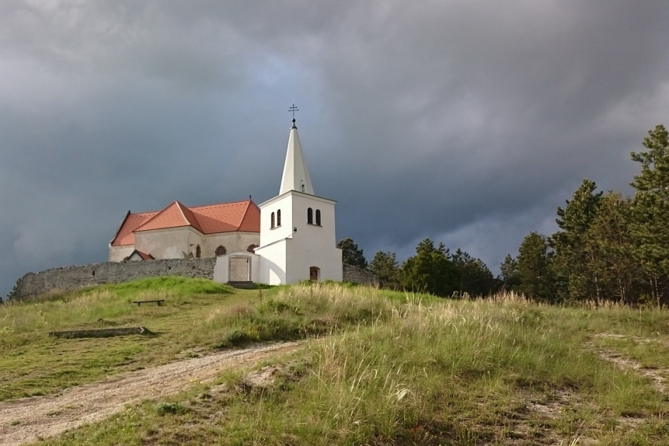 Kostol v Lančári ponúka unikátnu scenériu. l Zdroj: KSTDCA.estranky.sk